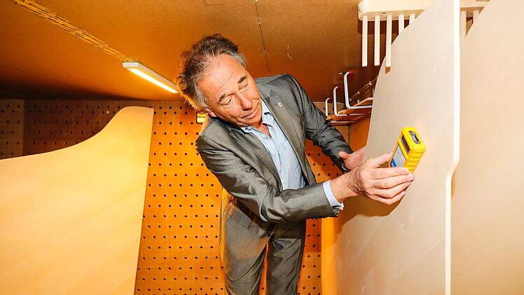 Firmenchef Udo Schmidt-Steingraeber prüft im Trockenraum die Temperatur am Holz. Foto: Matthias Hoch