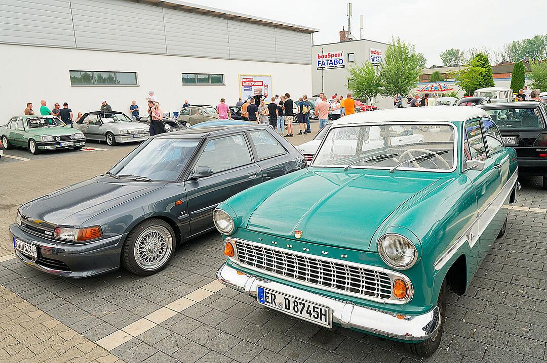 Autos, Motorräder, Mopeds und Traktoren gab es zu bewundern.