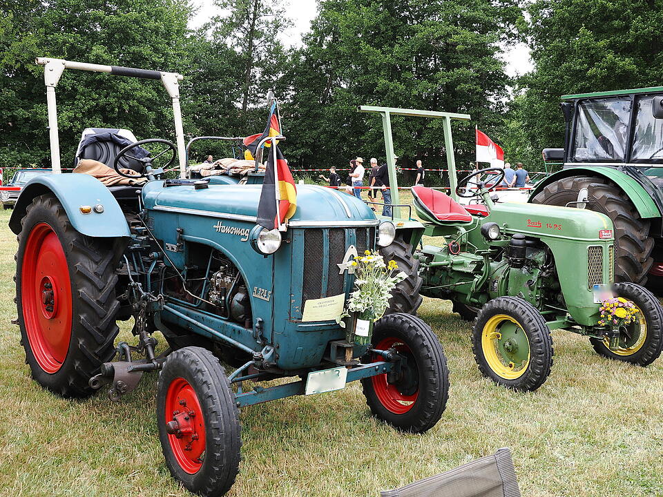 Oldtimer, US Cars, Traktoren und Motorräder.