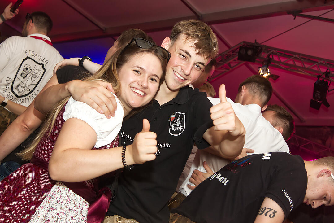 Musik im Festzelt gab es mit der Band "KLOSTERGOLD"