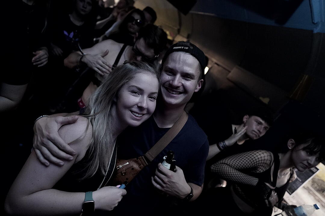 Party im Zug - Raver*innen tanzen zu Techno-Beats