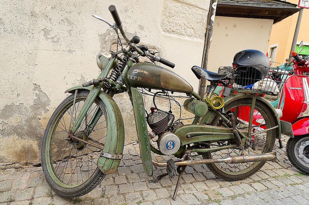 Historische Automobile und Motorräder