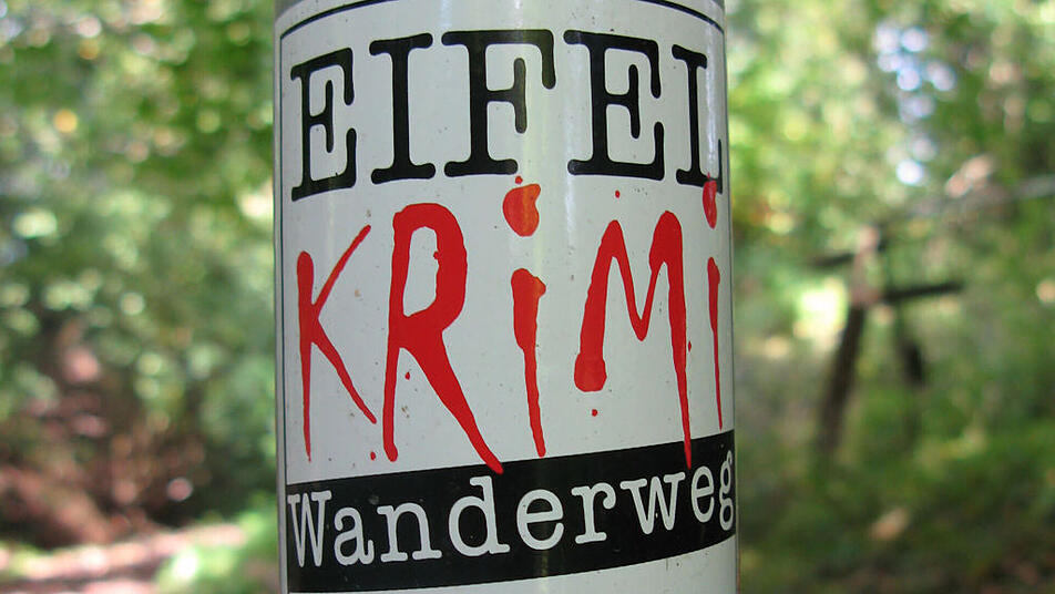 Folge den Hinweisen und sie führen dich direkt auf den Eifelkrimi-Wanderweg.