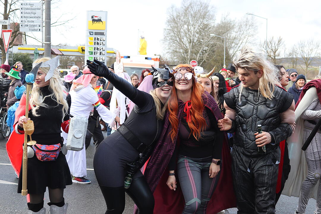 Die Hauptstrasse wurde zur Partymeile