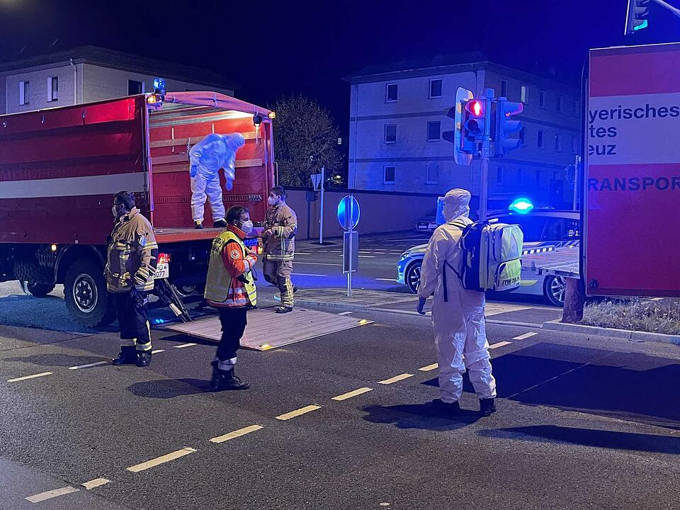 Nach Unfall mit Intensivtransportwagen: Beatmeter Corona-Patient muss auf offener Straße umgelagert werden