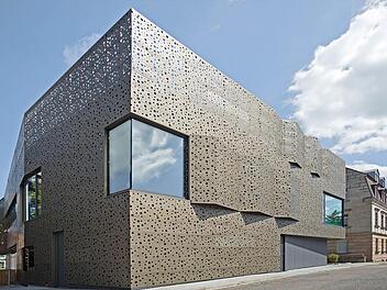 Kindertagesstätte Kinderhaus klitzeklein & riesengroß in Zirndorf - bronzene Gebäudehülle. Architektur: Dürschinger Architekten, Fürth. Besichtigung: Sonntag 14 bis 16.30 Uhr, Herrleinstraße 6. Foto: Wolfram Reuter