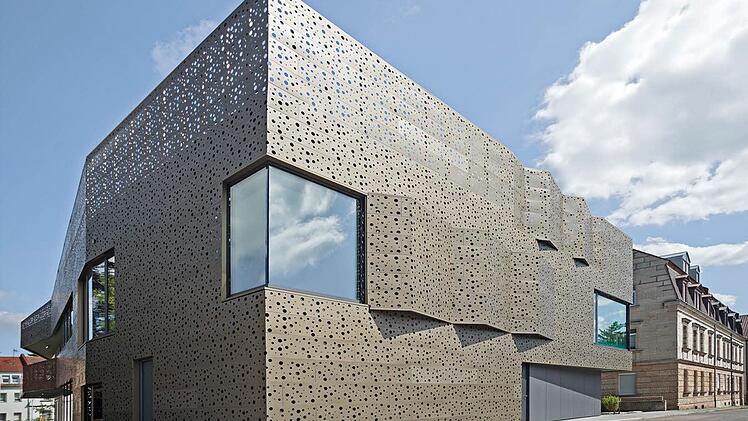 Kindertagesstätte Kinderhaus klitzeklein & riesengroß in Zirndorf - bronzene Gebäudehülle. Architektur: Dürschinger Architekten, Fürth. Besichtigung: Sonntag 14 bis 16.30 Uhr, Herrleinstraße 6. Foto: Wolfram Reuter