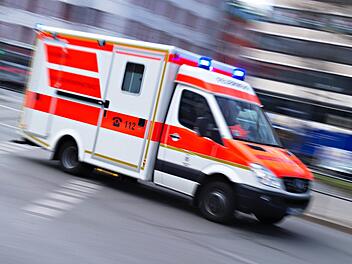 Ein 20-Jähriger ist nach dem Karnevaltreiben in die eiskalte Düssel gestürzt und verletzte sich dabei lebensgefährlich. Ein Symbolbild: Nicolas Armer