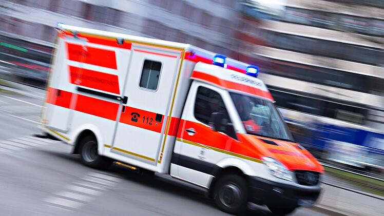 Ein 20-Jähriger ist nach dem Karnevaltreiben in die eiskalte Düssel gestürzt und verletzte sich dabei lebensgefährlich. Ein Symbolbild: Nicolas Armer