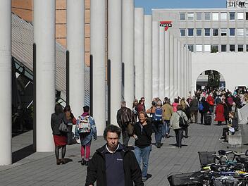 Die Straße der Menschenrechte in Nürnberg. Das Kunstwerk wurde vor 20 Jahren nach dem Konzept des gebürtigen Israeli Dani Karavan errichtet. Es besteht aus 27 weißen Säulen von acht Metern Höhe, zwei Bodenplatten, einer Säuleneiche und einem Torbogen. Foto: dpa/Archiv