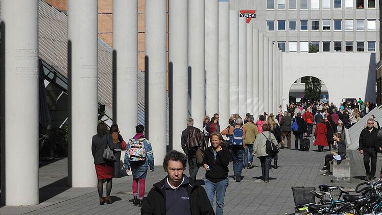 Die Straße der Menschenrechte in Nürnberg. Das Kunstwerk wurde vor 20 Jahren nach dem Konzept des gebürtigen Israeli Dani Karavan errichtet. Es besteht aus 27 weißen Säulen von acht Metern Höhe, zwei Bodenplatten, einer Säuleneiche und einem Torbogen. Foto: dpa/Archiv