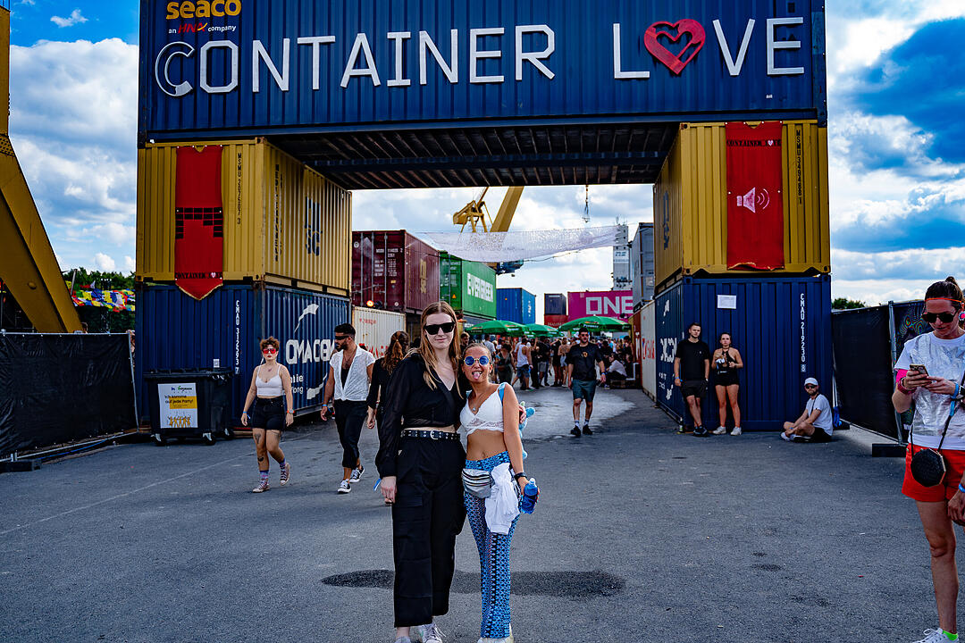 Einmalige Festivalwelt zwischen Stahl und Container.