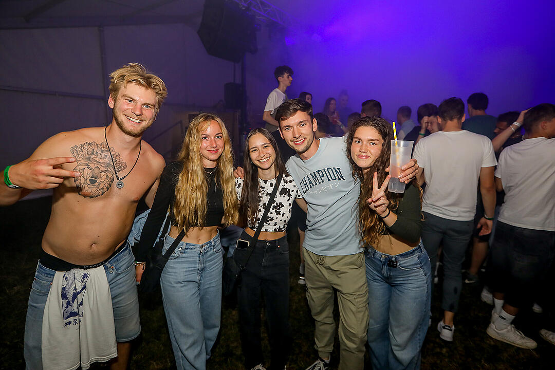 Partyzeltdorf mit 5 Areas!
