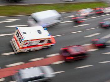 Am Donnerstagabend ist ein 57-jähriger Obdachloser aus noch ungeklärten Gründen auf eine Straße in Saarbücken geraten. Er starb noch an der Unfallstelle. Foto: NEWS5 / Grundmann