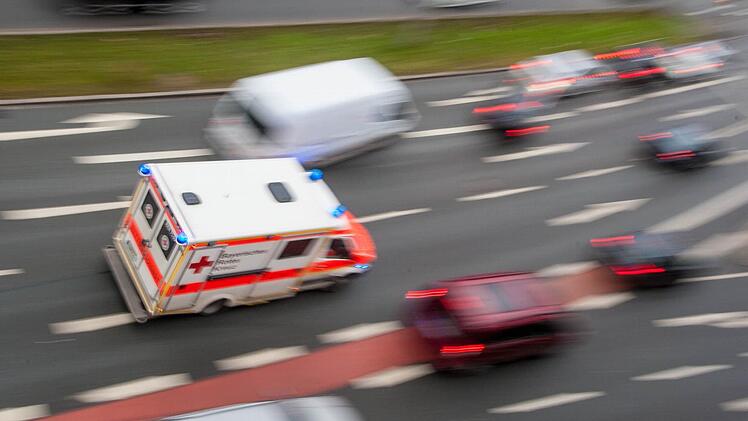 Am Donnerstagabend ist ein 57-jähriger Obdachloser aus noch ungeklärten Gründen auf eine Straße in Saarbücken geraten. Er starb noch an der Unfallstelle. Foto: NEWS5 / Grundmann