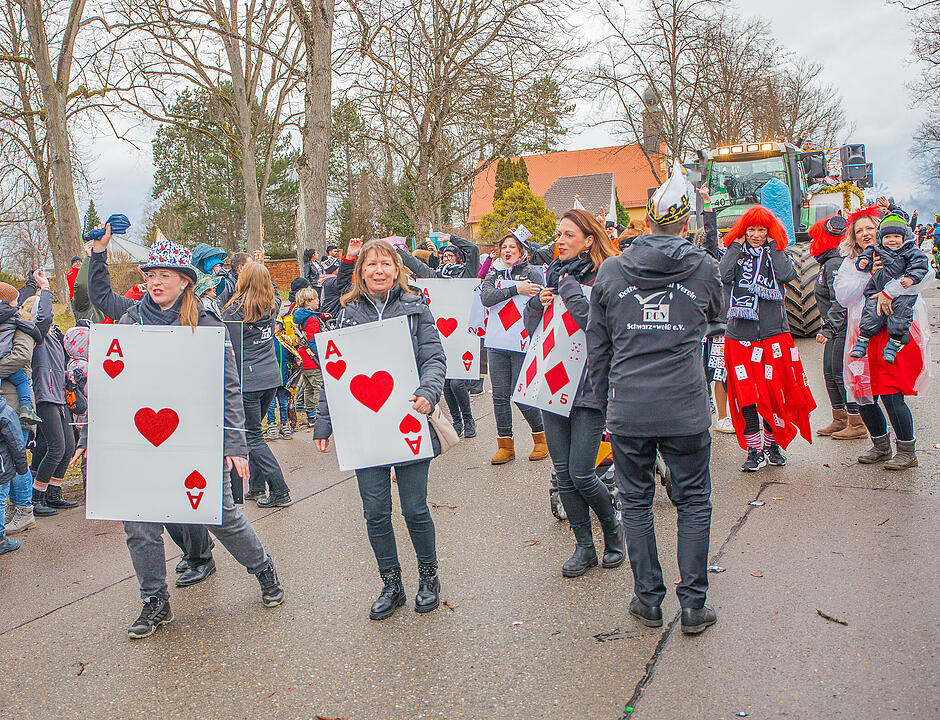 Tausende Narren und Närrinnen feierten auf der Straße