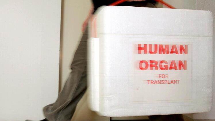 Eine Mitarbeiterin der Deutschen Stiftung für Organtransplantation in Neu Isenburg (Kreis Offenbach) trägt eine spezielle Kühlbox für Spenderorgane.  Foto: dpa-Archiv