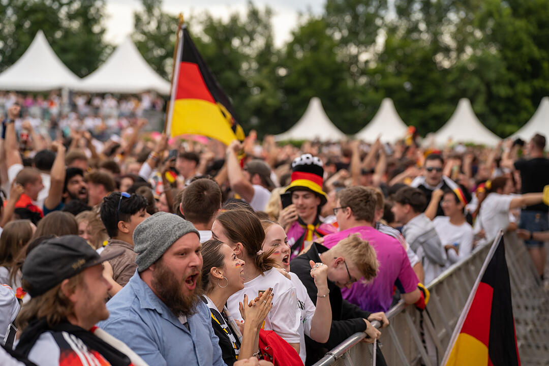 Fans schauen das EM-Viertelfinale zwischen Duetschland und Spanien in Nürnberg