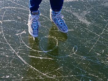 Eislaufen macht im Winter Groß und Klein Spaß.