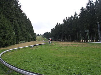 Abwärts geht es hier auch ohne Schnee auf der Sommerrodelbahn am Erbeskopf.