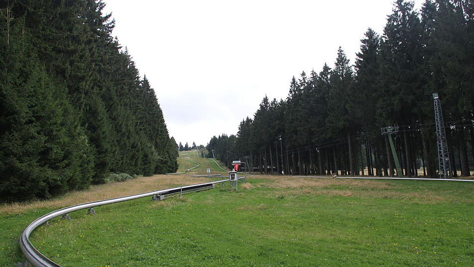 Abwärts geht es hier auch ohne Schnee auf der Sommerrodelbahn am Erbeskopf.