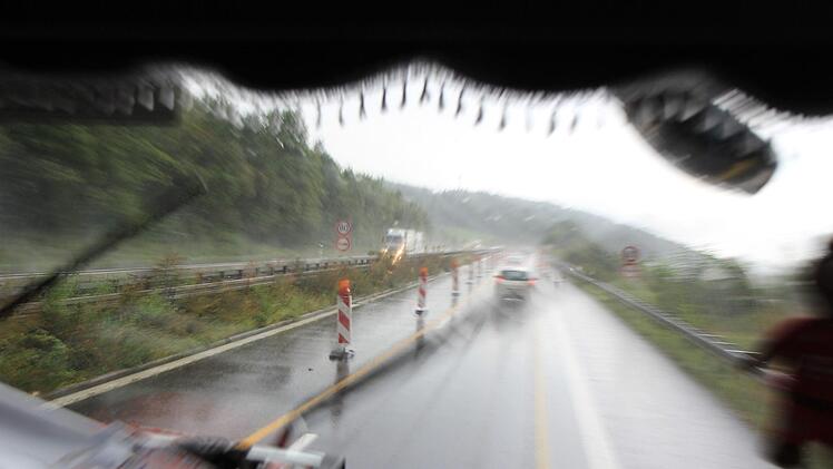 Enge Baustellen und obendrein schlechtes Wetter: Da ist höchste Konzentration bei Lkw-Fahrern gefordert. Foto: Christian Pack