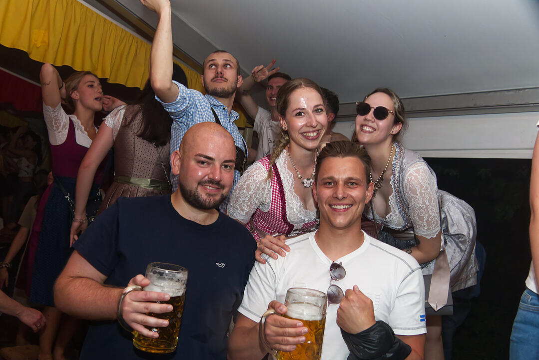 Musik im Festzelt gab es mit der Band "KLOSTERGOLD"