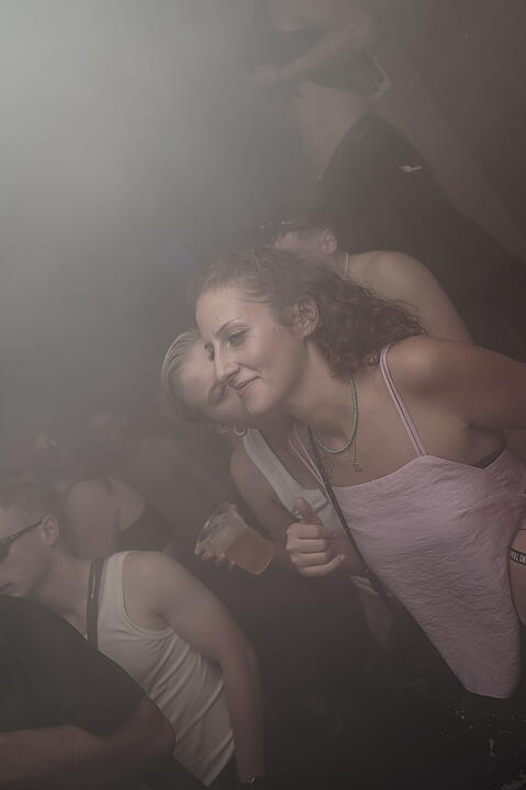 Party im Zug - Raver*innen tanzen zu Techno-Beats
