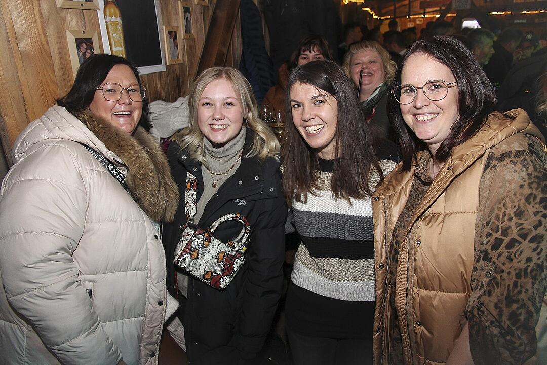 Beste Partystimmung bei voller Hütte.