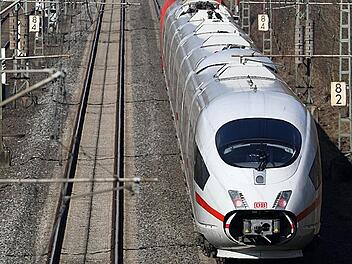 Der ICE - auf der Strecke zwischen München und Berlin entwickelt er sich für die Bahn zu einer Erfolgsgeschichte.Berg/dpa