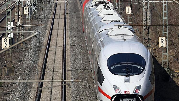 Der ICE - auf der Strecke zwischen München und Berlin entwickelt er sich für die Bahn zu einer Erfolgsgeschichte.Berg/dpa