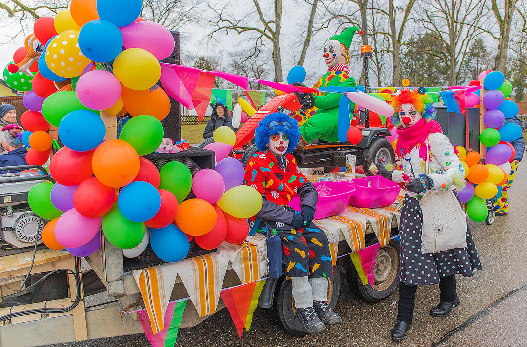 Buntes Faschingstreiben begeistert groß und klein.