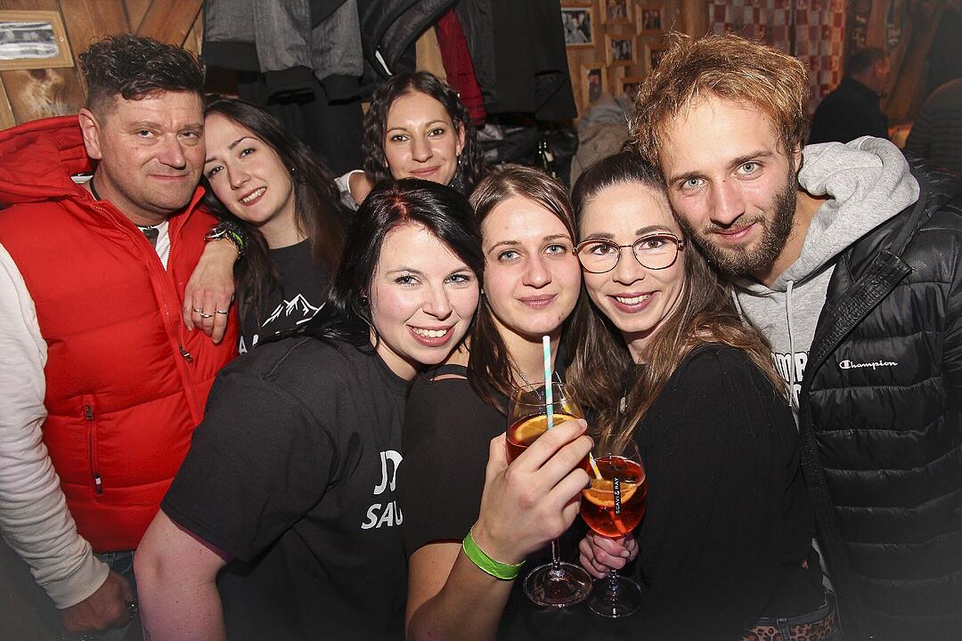 Beste Partystimmung bei voller Hütte.