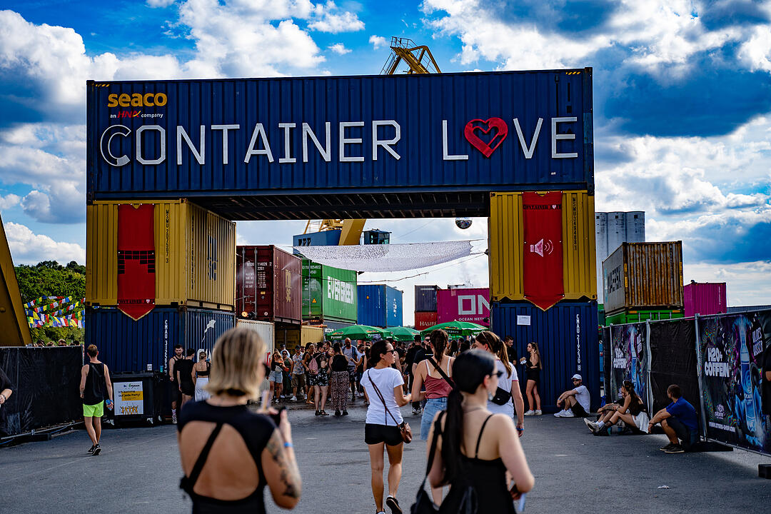 Einmalige Festivalwelt zwischen Stahl und Container.