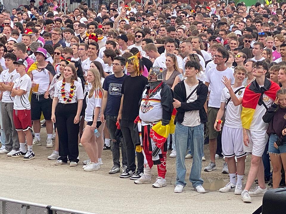 Deutschland steht im Achtelfinale und Nürnberger Fans feiern ausgelassen
