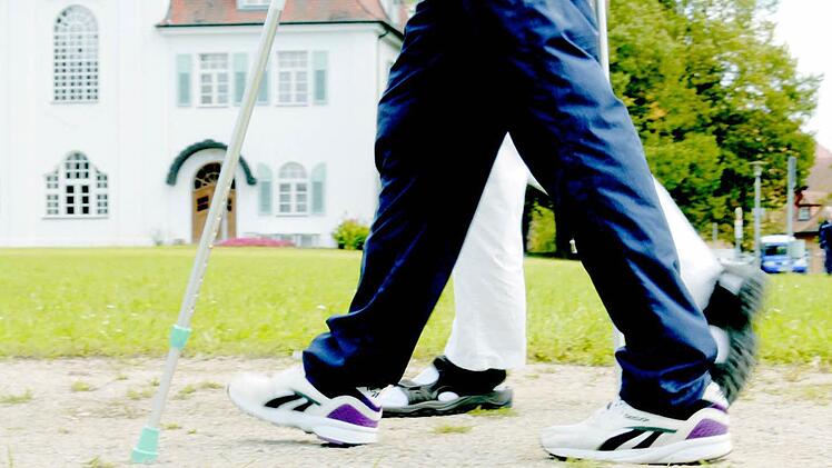 Nach dem Einsatz eines künstlichen Gelenks werden die Patienten bei der Mobilisierung wieder fit gemacht. Foto: Bezirksklinikum Obermain