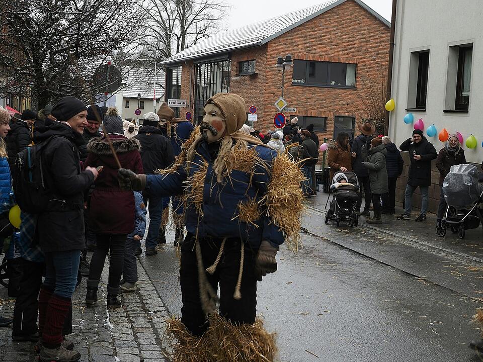 Tausende Besucher beim traditionellen Maskenumzug