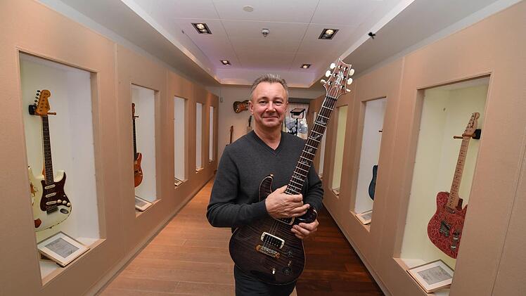 Hans Thomann in der Abteilung für exklusive Gitarren. Foto: Ronald Rinklef