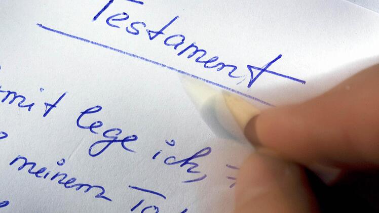 Kostet bei einem Vermögenswert von 500 000 Euro ab 1. August 16 Prozent mehr: Die Beurkundung eines Testaments.  Foto: Jens Büttner/dpa/Archiv