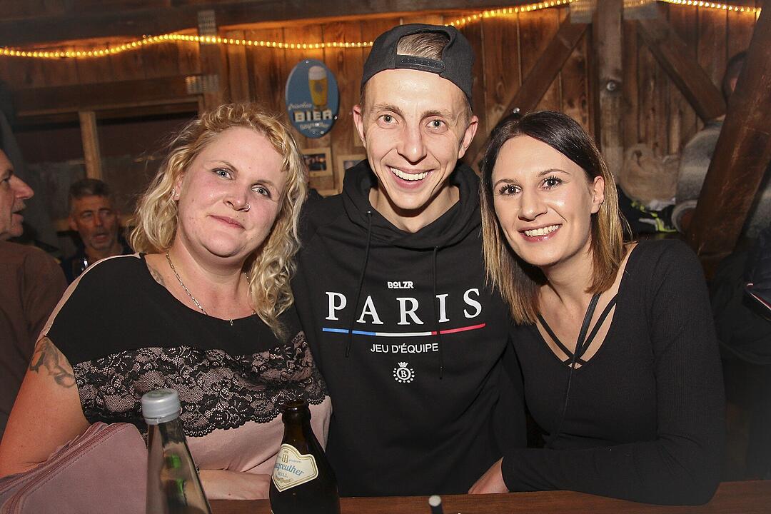 Beste Partystimmung bei voller Hütte.