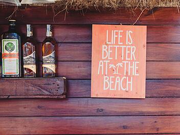 Was gibt es Besseres, als im Sommer einen Tag in einer Beach-Bar oder einem Strandcafé zu verbringen?