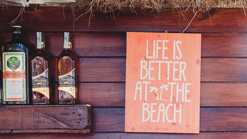 Was gibt es Besseres, als im Sommer einen Tag in einer Beach-Bar oder einem Strandcafé zu verbringen?