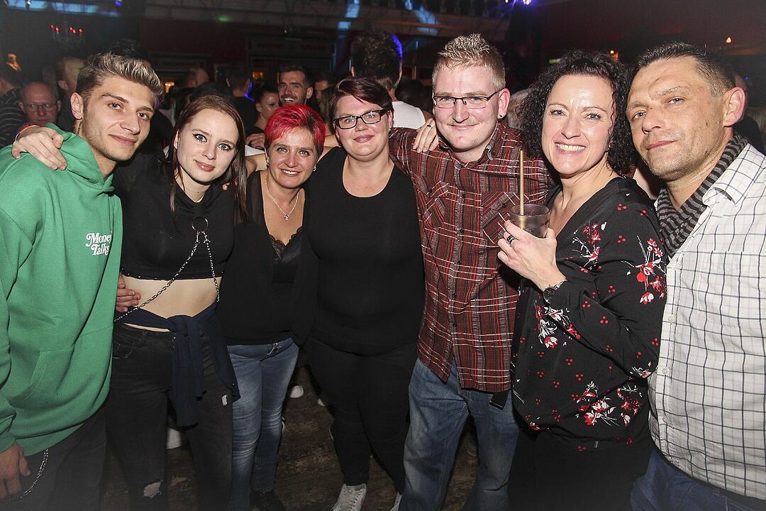 Volles Haus, erwachsene Partypeople und eine ausgelassene Feier!