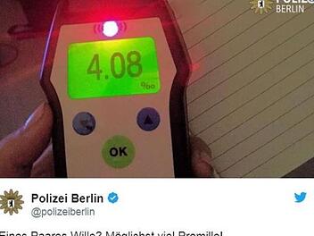 Insgesamt 7 Promille: Ein Paar trinkt zusammen 6 Flaschen Wodka, streitet sich - und schließlich kommt die Polizei.  Foto: Twitter Polizei Berlin