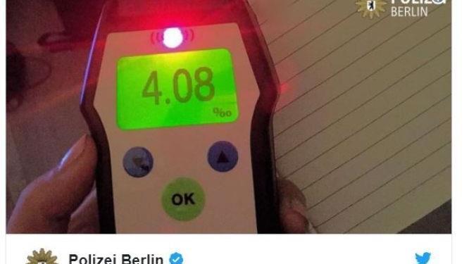 Insgesamt 7 Promille: Ein Paar trinkt zusammen 6 Flaschen Wodka, streitet sich - und schließlich kommt die Polizei.  Foto: Twitter Polizei Berlin