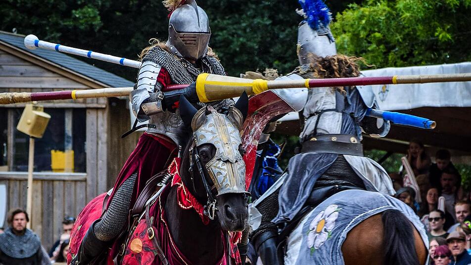 Echte Ritter im Turnierkampf kannst du auch in Manderscheid erleben.