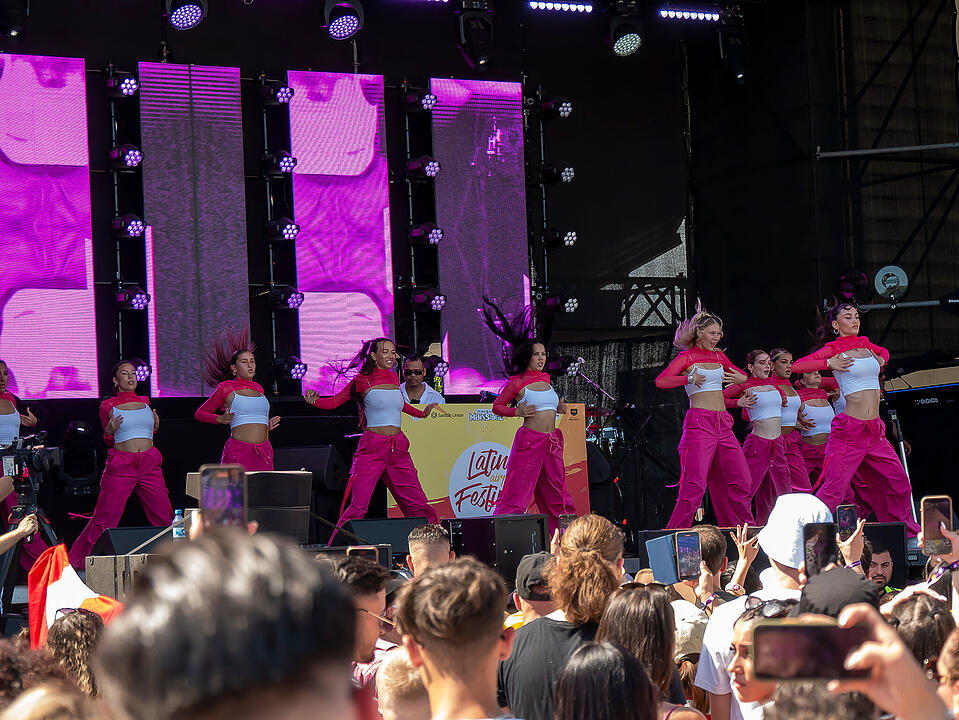 Mit internationalen und nationalen Live-Acts!