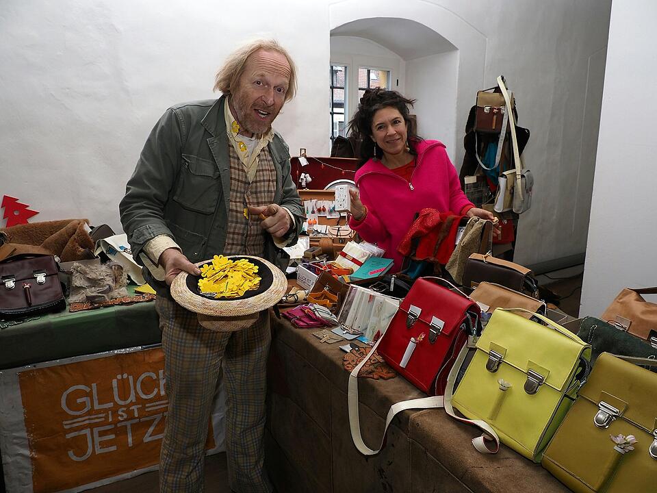 Kunsthandwerker und Regionalerzeuger präsentieren ihre Waren und Künste.
