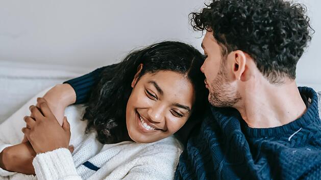 Mit diesen Tipps den Partner oder die Partnerin vom Kuscheln überzeugen 