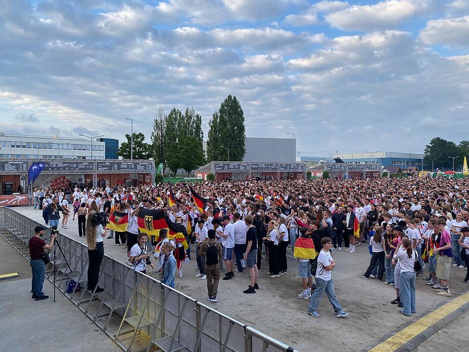 Deutschland steht im Achtelfinale und Nürnberger Fans feiern ausgelassen